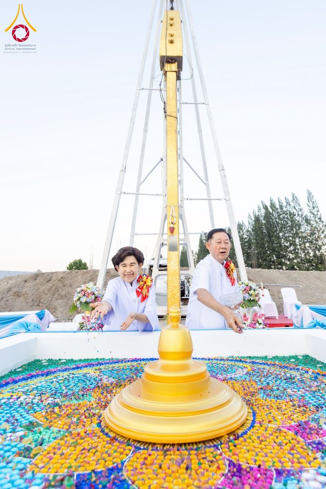 ภาพ No.275163:วันอาทิตย์ที่ 30 พฤศจิกายน พ.ศ. 2568 พิธีตอกเสาเข็ม "สร้างองค์พระเจดีย์เพื่อสร้างสันติภาพโลก" ต้นสุดท้าย ณ ศูนย์ปฏิบัติธรรมระยอง (บ้านช่องลม)