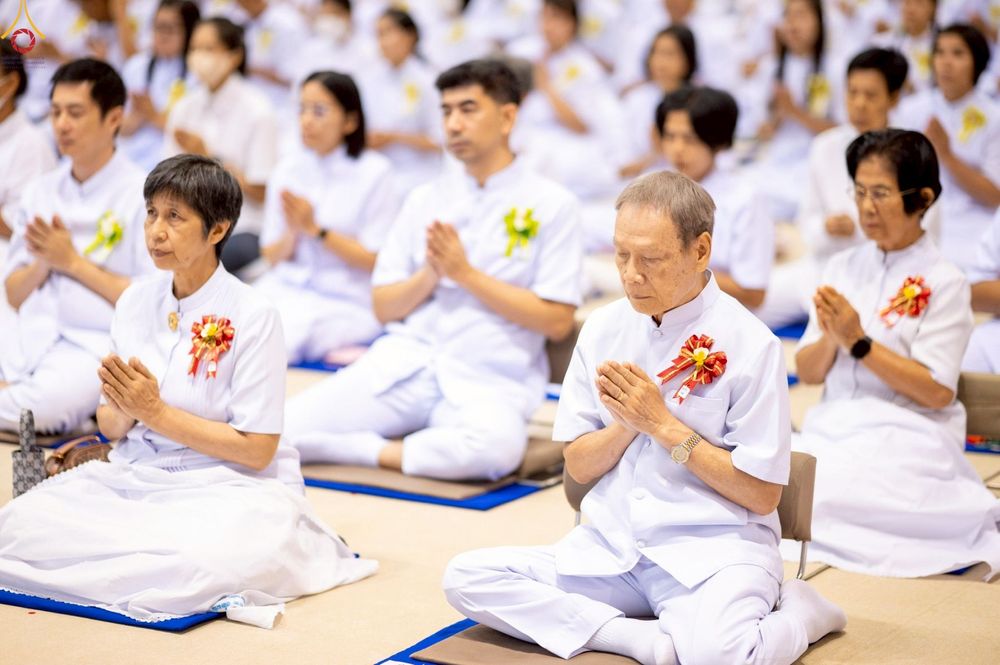 ภาพ No.233846:วันเสาร์ที่ 19 กรกฎาคม พ.ศ.2568 วันมหารำลึก ครั้งที่ 35 พิธีรำลึกถึงนักสร้างบารมี , พิธีสวดพระพุทธมนต์ , พิธีทอดผ้าบังสกุลและถวายไทยธรรม วัดพระธรรมกาย