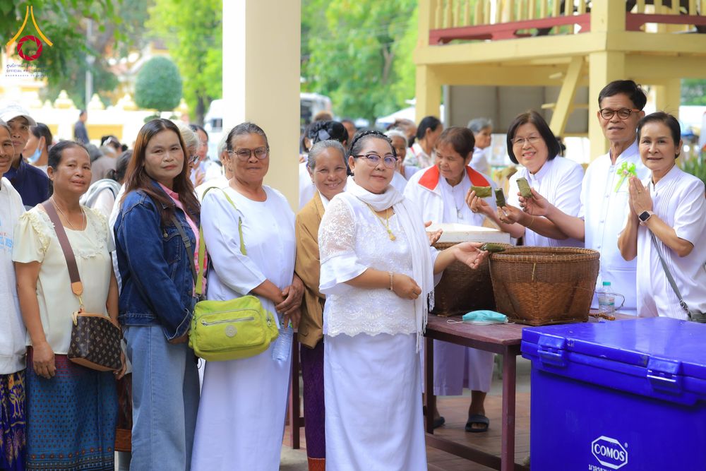 ภาพ No.278600:วันอาทิตย์ที่ 14 ธันวาคม พ.ศ.2568  พิธีเวียนประทักษิณ พิธีวันทาสีมาพระประธาน โครงการบวชบูชาธรรมมหาปูชนียาจารย์ ของศูนย์ปฏิบัติธรรมบุรีรัมย์ ณ วัดกลาง พระอารามหลวง จังหวัดบุรีรัมย์