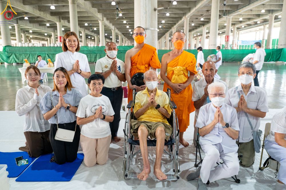 ภาพ No.82914:พิธีตักบาตรฉลองพระบวชใหม่  โครงการธรรมทายาทอุปสมบทหมู่อุดมศึกษา  รุ่นที่50 ภาคฤดูฝน วันเสาร์ที่ 24 มิถุนายน พ.ศ.2566 ณ มหารัตนวิหารคด คอร์ 6 วัดพระธรรมกาย