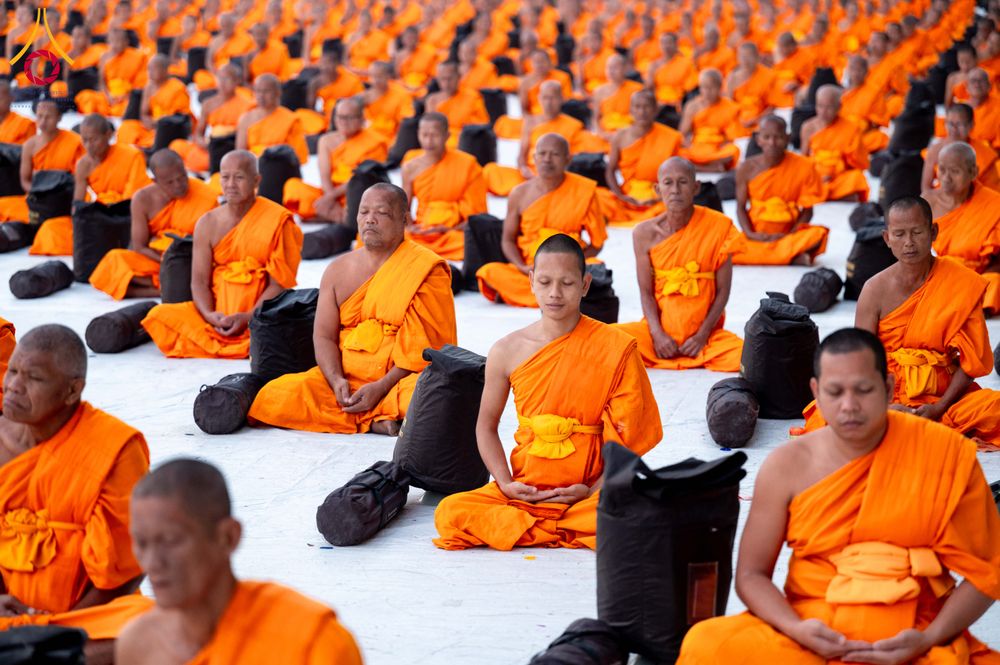 ภาพ No.290603:วันที่ 8 มกราคม พ.ศ. 2569 พระธรรมยาตราปฏิบัติธรรม และถ่ายภาพหมู่ประวัติศาสตร์ ในโครงการธรรมยาตรา กตัญญูบูชามหาปูชนียาจารย์ พระมงคลเทพมุนี(สด จนฺทสโร) พระผู้ปราบมาร อนุสรณ์สถาน 7 แห่ง ปีที่ 14 ณ อนุสรณ์สถานคลองบางนางแท่น อ.สามพราน จ.นครปฐม