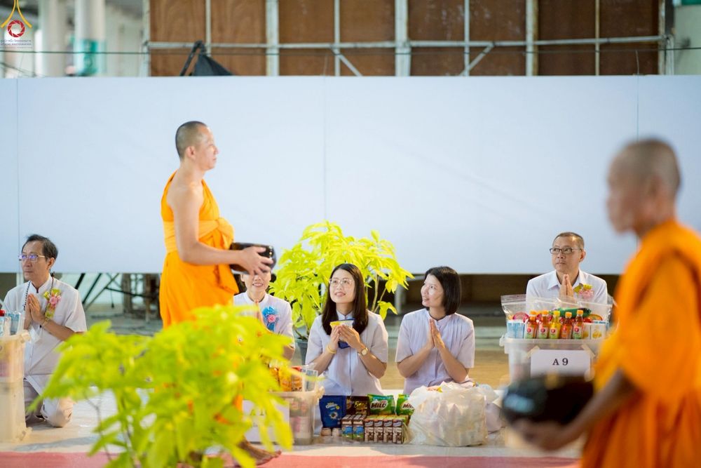ภาพ No.246617:วันที่ 14 กันยายน พ.ศ. 2568 พิธีตักบาตรฉลองพระใหม่ ในโครงการอุปสมบทหมู่บูชาธรรม ครบรอบ108ปี วันครูผู้ค้นพบวิชชาธรรมกาย ณ วิหารคด วัดพระธรรมกาย