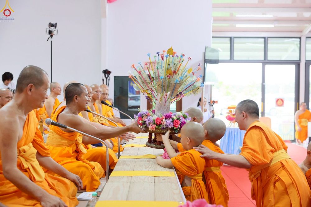 ภาพ No.272284:วันเสาร์ที่ 1 พฤศจิกายน พ.ศ. 2568 พิธีทอดกฐินสามัคคี สร้างกุฏิหมู่สามเณร ณ ศูนย์ปฏิบัติธรรมเบญจธรรม ปทุมธานี  ต.บ้านปทุม อ.สามโคก จ.ปทุมธานี