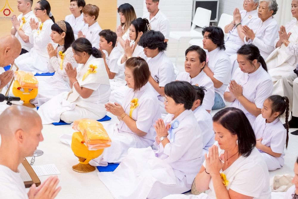 ภาพ No.252245:วันที่ 4-5 ตุลาคม พ.ศ. 2568  วัดพระธรรมกายแคลิฟอร์เนีย ประเทศสหรัฐอเมริกา ได้จัดพิธีตัดปอยผม โดยคณะสงฆ์ ญาติ ๆ และสาธุชน ให้กับนาคธรรมทายาท 8 ท่าน และได้จัดพิธีบรรพชา-อุปสมบท ฉลองพิธีทอดกฐินบรมจักรพรรดิ สร้างอุโบสถ 82 ปี บูชาธรรมหลวงพ่อธัมมชโย