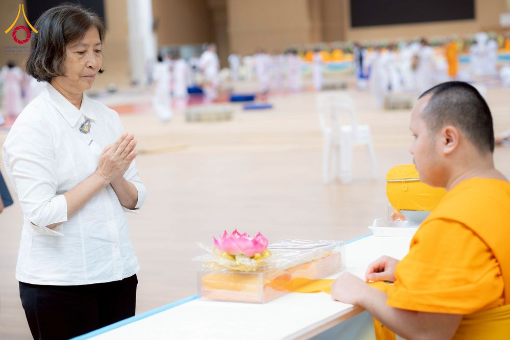 ภาพ No.270611:วันอาทิตย์ที่ 16 พฤศจิกายน พ.ศ. 2568 ถวายกองทุนโครงการอุปสมบทหมู่ 3,000 รูปทั่วไทย  รุ่นบูชาธรรมมหาปูชนียาจารย์ ณ ห้องแก้วสารพัดนึก 2 สภาธรรมกายสากล วัดพระธรรมกาย