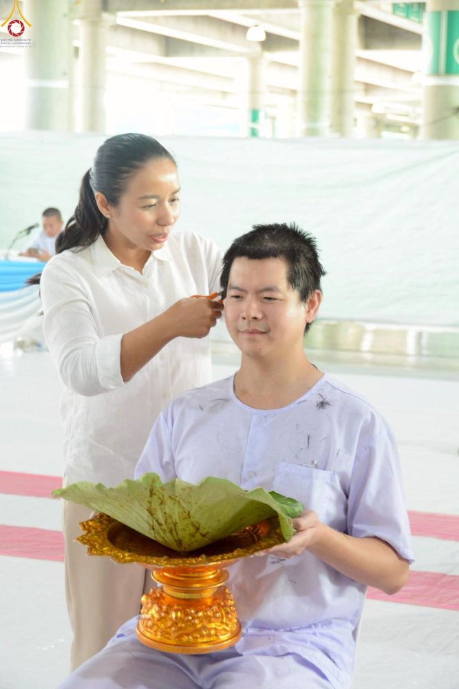ภาพ No.248608:วันที่ 28 กันยายน พ.ศ. 2568 พิธีตัดปอยผม และปลงผม โครงการอุปสมบทบูชาธรรม 141 ปี พระมงคลเทพมุนี ณ วิหารคด วัดพระธรรมกาย