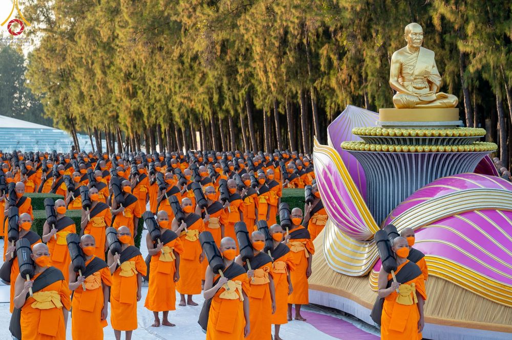 ภาพ No.104401:พระธรรมยาตราร่วมปฏิบัติธรรม และถ่ายภาพหมู่ประวัติศาสตร์ หน้ามหาวิหารพระมงคลเทพมุนี วันที่ 27 ธันวาคม พ.ศ. 2566
