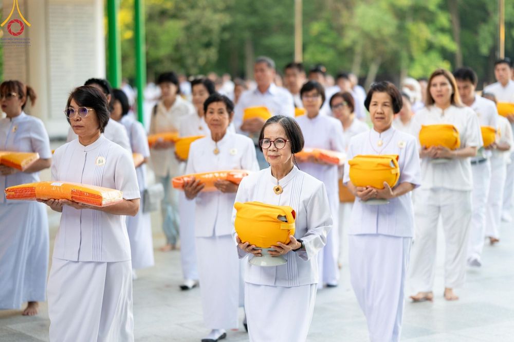 ภาพ No.159709:พิธีตัดปอยผมปลงผมนาคธรรมทายาท, พิธีบรรพชาอุปสมบทหมู่ โครงการอุปสมบทหมู่บูชาธรรม 140 ปี พระมงคลเทพมุนี (สด จนฺทสโร) ณ โบสถ์พระไตรปิฏก วัดพระธรรมกาย วันเสาร์ที่ 5 ตุลาคม พ.ศ. 2567
