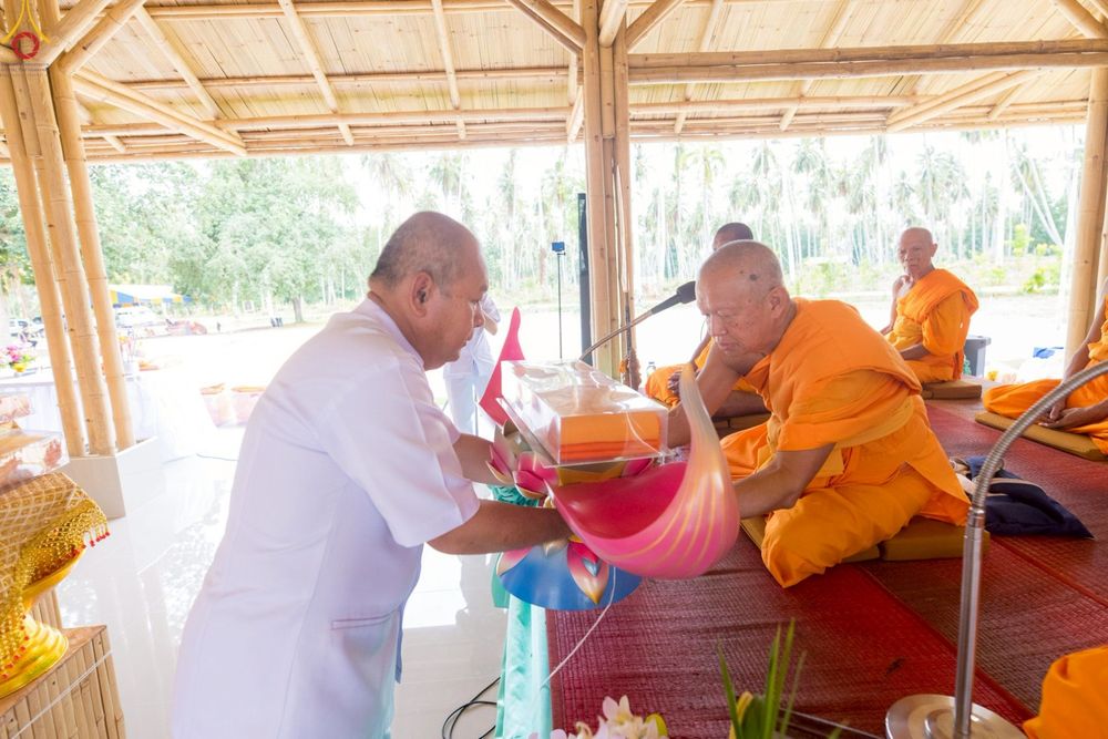 ภาพ No.263199:วันที่ 18 ตุลาคม พ.ศ. 2568 พิธีทอดกฐินสามัคคีเพื่อซื้อที่ดิน  สร้างอาคารครัวและโรงอาหาร  ห้องน้ำพร้อมโรงซักตากชาย-หญิง  และพิธีทอดกฐินสามัคคีทั่วไทย 30,000 วัด  ศูนย์ปฏิบัติธรรมนานาชาติทุ่งแสงธรรม  (Moonastery Meditation Center) ต.แสงอรุณ อ.ทับสะแก จ.ประ