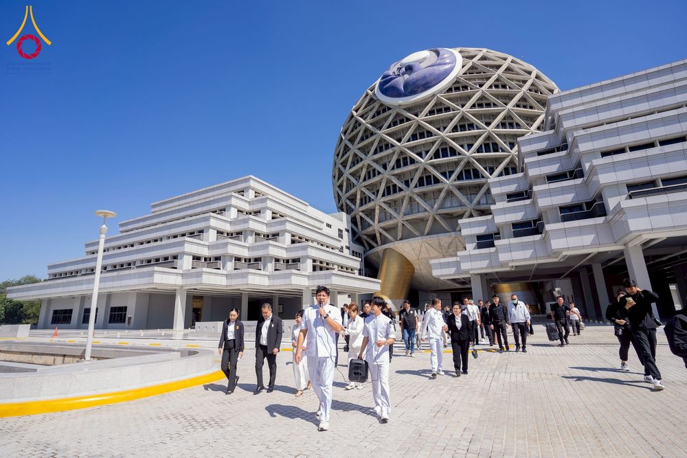 ภาพ No.271929:วันที่ 22 พฤศจิกายน พ.ศ. 2568 ผู้ว่าฯ ปทุมธานี ลงพื้นที่เยี่ยม “อำเภอคลองหลวง” พร้อมชมการเตรียมความพร้อมเทศกาลสวนดอกไม้ปทุมธานี “ทุ่งสวรรค์ ตะวันฉาย” ณ วัดพระธรรมกาย