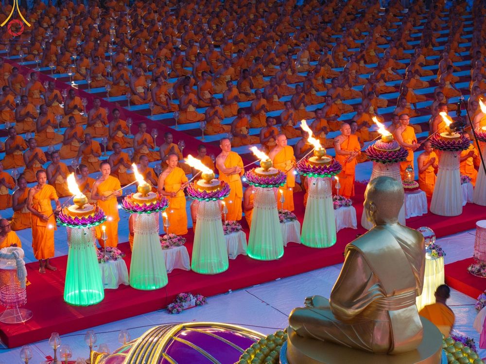 ภาพ No.190123:พิธีจุดประทีปถวายเป็นพุทธบูชา และบูชาธรรมมหาปูชนียาจารย์ ณ อนุสรณ์สถานมหาวิหารพระมงคลเทพมุนี (โลตัสแลนด์) อ.สองพี่น้อง จ.สุพรรณบุรี ในโครงการธรรมยาตรา กตัญญูบูชา มหาปูชนียาจารย์ พระมงคลเทพมุนี(สด จนฺทสโร) พระผู้ปราบมาร อนุสรณ์สถาน 7 แห่ง ปีที่ 13
