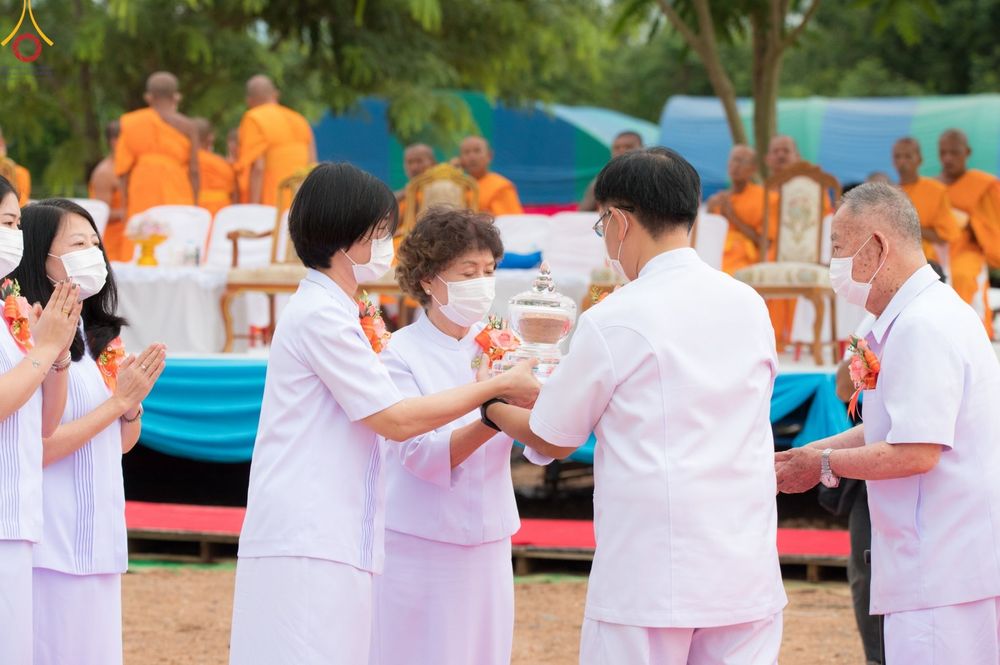 ภาพ No.84384:พิธีทอดผ้าป่า พิธีอัญเชิญปฐมรัตนปฐวี และพิธีตอกเสาเข็มต้นสุดท้าย เพื่อสถาปนาอาคาร 80 ปี หลวงพ่อธัมมชโย ณ ศูนย์ปฏิบัติธรรมวิหารแดง ตำบลเจริญธรรม อำเภอวิหารแดง จ.สระบุรี  วันที่ 23 กรกฎาคม พ.ศ. 2566