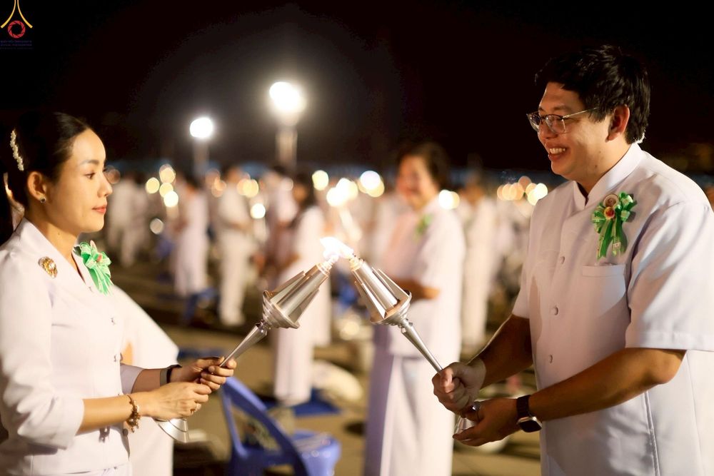 ภาพ No.253642:วันที่ 10 ตุลาคม พ.ศ. 2568 พิธีจุดประทีปบูชาพระผู้ปราบมาร, พิธีจุดประทีปบนพระมหาธรรมกายเจดีย์  20,000 ดวง เนื่องในวันคล้ายวันเกิดครบรอบ 141 ปี พระมงคลเทพมุนี (สด จนฺทสโร)