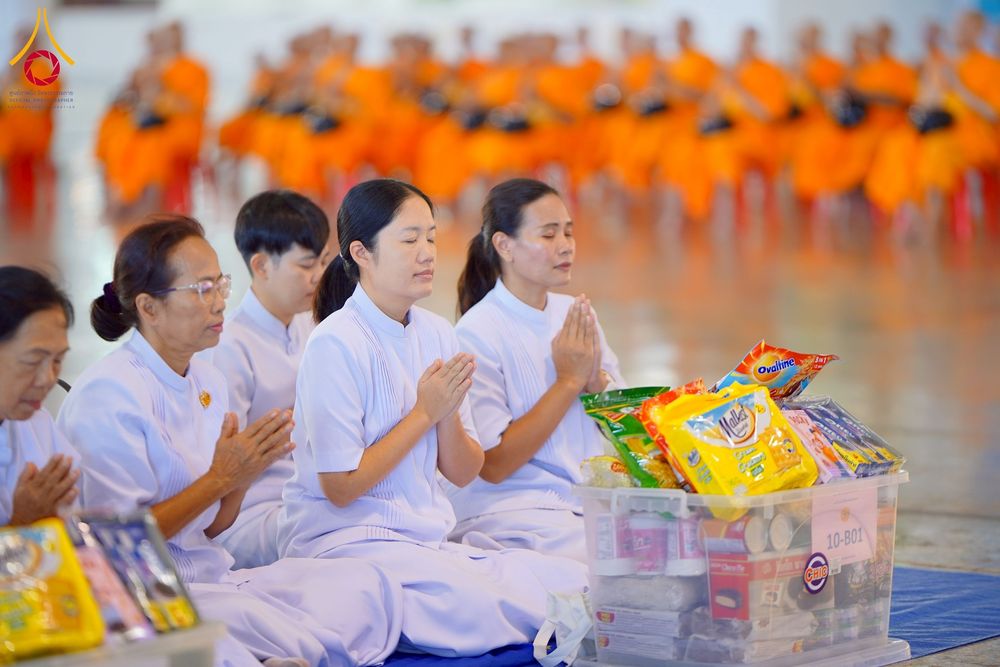 ภาพ No.256778:วันที่ 5 ตุลาคม พ.ศ. 2568 พิธีตักบาตร ข้าวสารอาหารแห้ง ณ บ้านแก้วเรือนทองคุณยายฯ สภาธรรมกายสากล วัดพระธรรมกาย