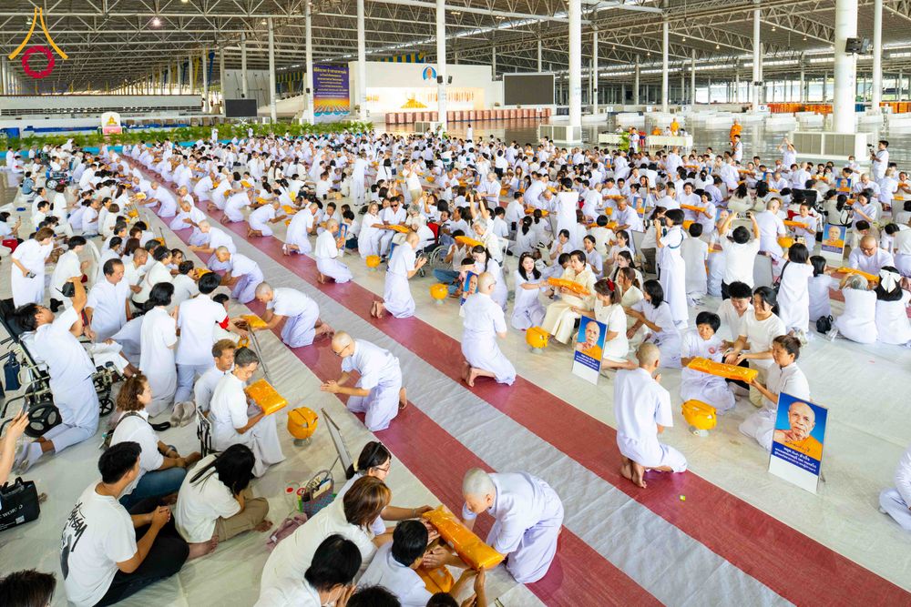 ภาพ No.321322:วันเสาร์ที่ 11 เมษายน พ.ศ.2569 พิธีขอขมาและมอบผ้าไตร โครงการอุปสมบทหมู่ บูชาธรรมหลวงพ่อธัมมชโย พ.ศ.2569 โครงการอุปสมบทหมู่ธรรมทายาท ระดับอุดมศึกษา รุ่น 53 (ภาคฤดูร้อน) ณ วัดพระธรรมกาย ปทุมธานี