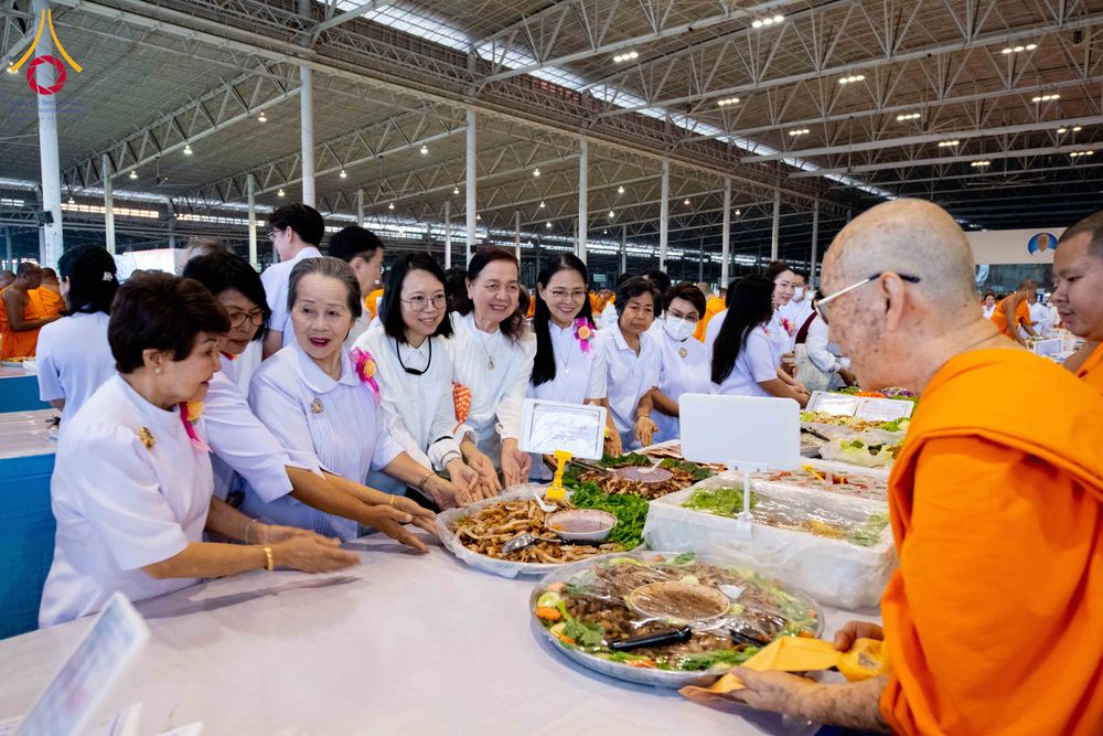 ภาพ No.303126:วันที่ 26 มกราคม พ.ศ. 2569 พิธีถวายภัตตาหารเป็นสังฆทาน แด่พระธรรมยาตรา ณ วัดพระธรรมกาย  จังหวัดปทุมธานี ในโครงการธรรมยาตรา กตัญญูบูชา มหาปูชนียาจารย์ พระมงคลเทพมุนี(สด จนฺทสโร) พระผู้ปราบมาร อนุสรณ์สถาน 7 แห่ง ปีที่ 14