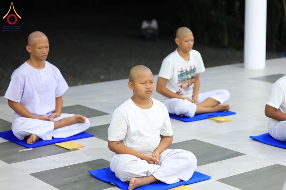 ภาพ No.319939:วันที่ 1 เมษายน พ.ศ.2569 นาคน้อยว่าที่สามเณรธรมทายาท จำนวน 98 คน  ร่วมกันสวดมนต์ทำวัตรเย็นและนั่งสมาธิ ณ ศูนย์ปฏิบัติธรรมบุรีรัมย์ จ.บุรีรัมย์