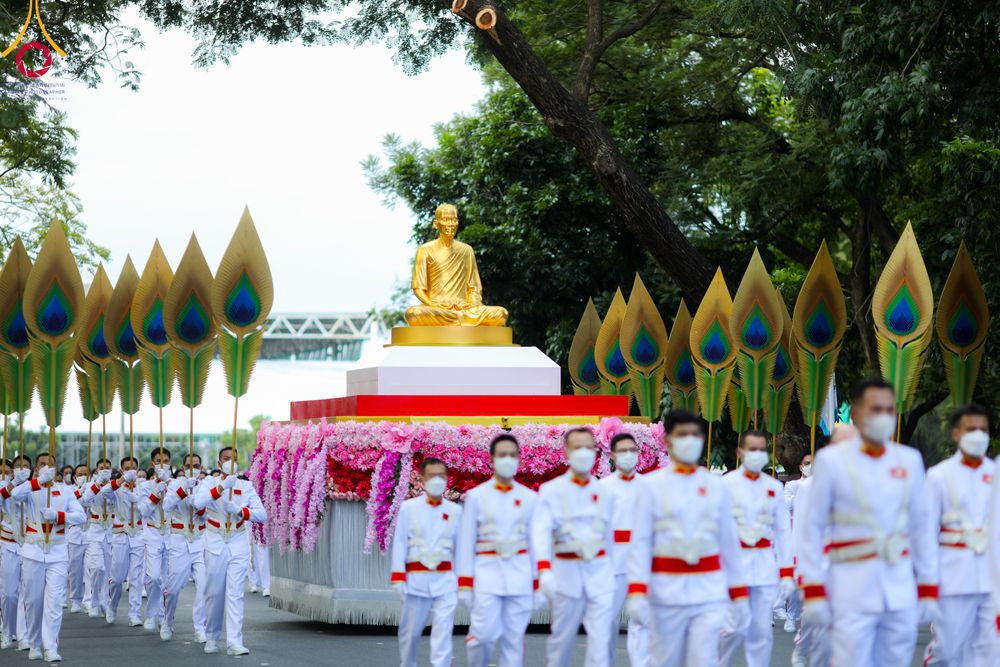 ภาพ No.89089:พิธีอัญเชิญรูปหล่อทองคำ  คุณยายอาจารย์มหารัตนอุบาสิกาจันทร์ ขนนกยูง เพื่อประดิษฐาน ณ มหาวิหารคุณยายอาจารย์ฯ เนื่องในวันครูผู้ค้นพบวิชชาธรรมกาย วันศุกร์ที่ 29 กันยายน พ.ศ. 2566
