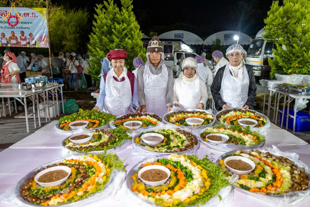 ภาพ No.293435:วันที่ 13 มกราคม พ.ศ. 2569 พิธีถวายภัตตาหารเป็นสังฆทาน แด่พระธรรมยาตรา ณ อนุสรณ์สถานมหาวิหารพระมงคลเทพมุนี (โลตัสแลนด์) อ.สองพี่น้อง จ.สุพรรณบุรี ในโครงการธรรมยาตรา กตัญญูบูชา มหาปูชนียาจารย์ พระมงคลเทพมุนี(สด จนฺทสโร) พระผู้ปราบมาร อนุสรณ์สถาน 7 แห่ง ปี