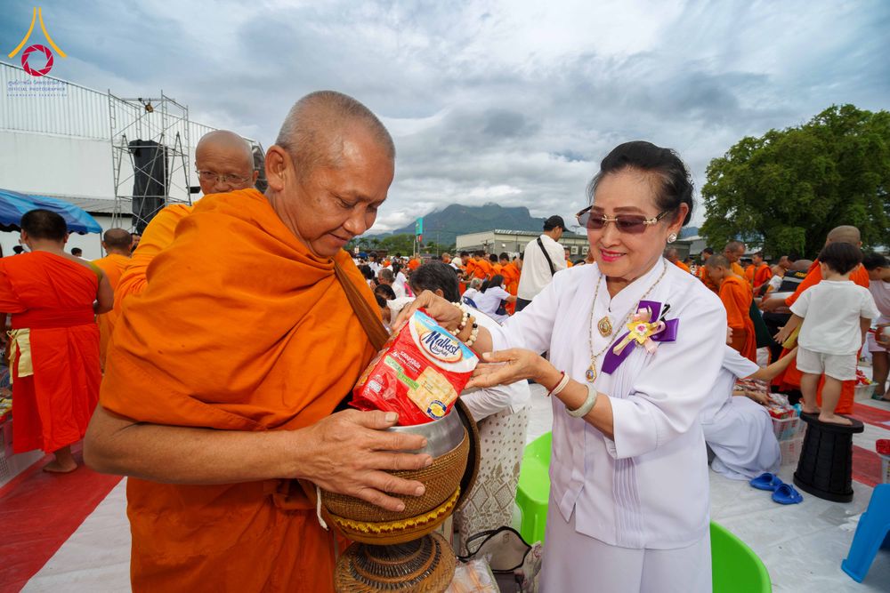 ภาพ No.330355:วันเสาร์ที่ 30 พฤษภาคม พ.ศ.2569 พิธีทำบุญฉลองครบรอบ 117 ปี เมืองเชียงดาว  ตักบาตรพระ 1,112 รูป และ พิธีทักษิณานุปาทานแด่พระนเรศวรมหาราช ณ ตลาดฟ้าเพียงดาว อ.เชียงดาว จ.เชียงใหม่