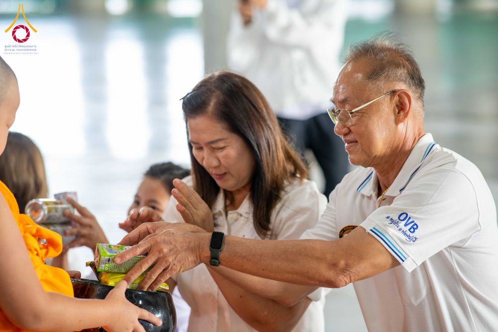 ภาพ No.340008:วันอาทิตย์ที่ 19 กรกฎาคม พ.ศ.2569 พิธีตักบาตรโครงการบรรพชาสามเณรนานาชาติ รุ่นที่ 15 ณ มหารัตนวิหารคด 6 วัดพระธรรมกาย