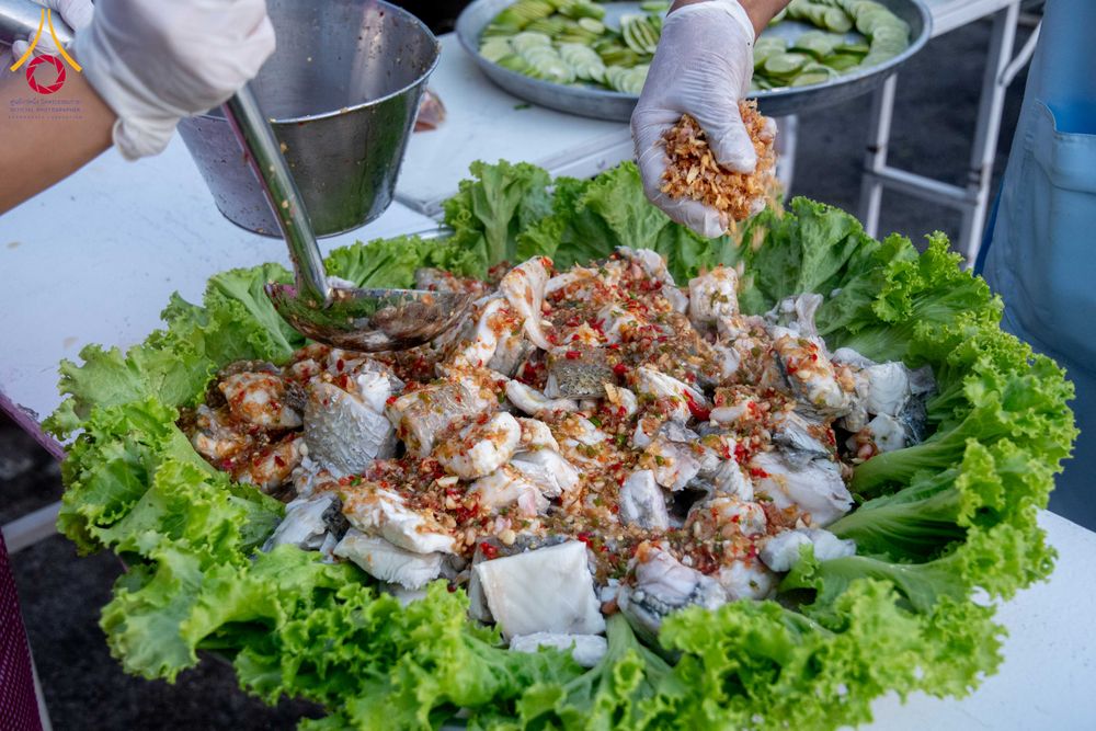 ภาพ No.288339:วันที่ 5 มกราคม พ.ศ. 2569 พิธีถวายภัตตาหารเป็นสังฆทาน แด่พระธรรมยาตรา ในโครงการธรรมยาตรา กตัญญูบูชา มหาปูชนียาจารย์ พระมงคลเทพมุนี(สด จนฺทสโร) พระผู้ปราบมาร อนุสรณ์สถาน 7 แห่ง ปีที่ 14 ณ อนุสรณ์สถานมหาวิหารพระมงคลเทพมุนี (โลตัสแลนด์) อ.สองพี่น้อง จ.สุพรร