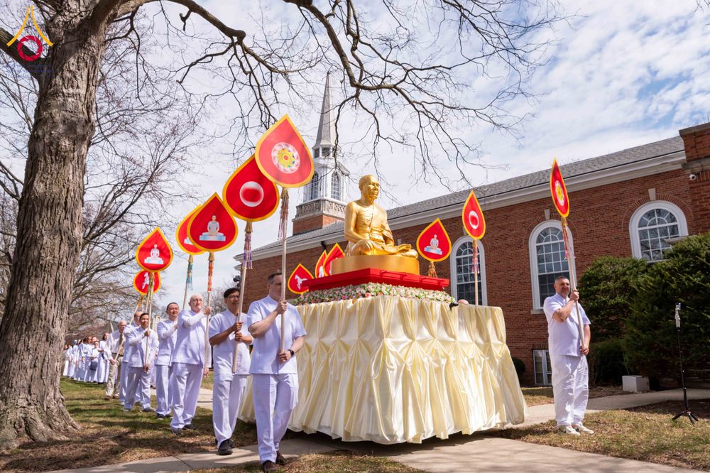 ภาพ No.319087:วันที่ 29 มีนาคม พ.ศ.2569 พิธีอัญเชิญรูปหล่อพระมงคลเทพมุนี (สด จนฺทสโร) ประดิษฐาน ณ ห้องปฏิบัติธรรม “มงคลรัตนโชติ”  วัดพระธรรมกายชิคาโก ประเทศสหรัฐอเมริกา