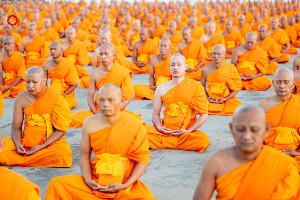 ภาพ No.285196:วันจันทร์ที่ 15 ธันวาคม พ.ศ.2568  บันทึกภาพหมู่ประวัติศาสตร์ โครงการบรรพชาอุปสมบทหมู่  รุ่นบูชาธรรมมหาปูชนียาจารย์ ประจำปี 2568 ณ ลานธรรมมหาธรรมกายเจดีย์ วัดพระธรรมกาย