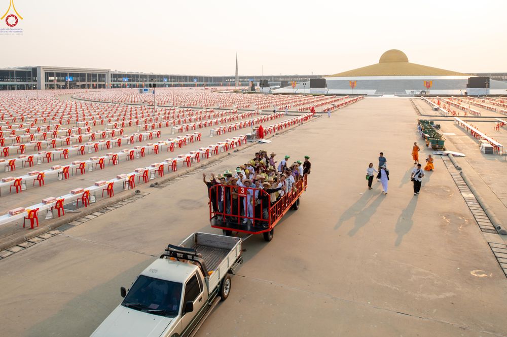 ภาพ No.323104:วันที่ 19 เมษายน พ.ศ.2569 การเรียงกล่องไทยธรรม , เตรียมงานจราจร เพื่องานถวายมหาสังฆทาน 40,000 กว่าวัดทั่วประเทศ วันคุ้มครองโลก 22 เมษายน พ.ศ.2569 วัดพระธรรมกาย