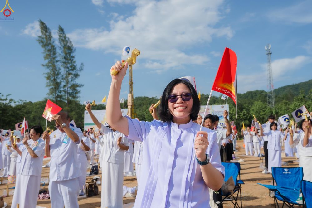 ภาพ No.331688:วันพุธที่ ๓ มิถุนายน พ.ศ.๒๕๖๙ พิธีทอดผ้าป่า ปฏิบัติธรรมกลั่นแผ่นดิน พิธีโปรยรัตนชาติ  และ พิธีตอกเสาเข็ม มงคลต้นแรก สถาปนา "องค์พระเจดีย์เพื่อสร้างสันติภาพโลก"  องค์แรก ครั้งแรกของลำปาง ประตูสู่ภาคเหนือ  ณ ศูนย์ปฏิบัติธรรมเถินเทิดธรรม อ.เถิน จ.ลำปาง