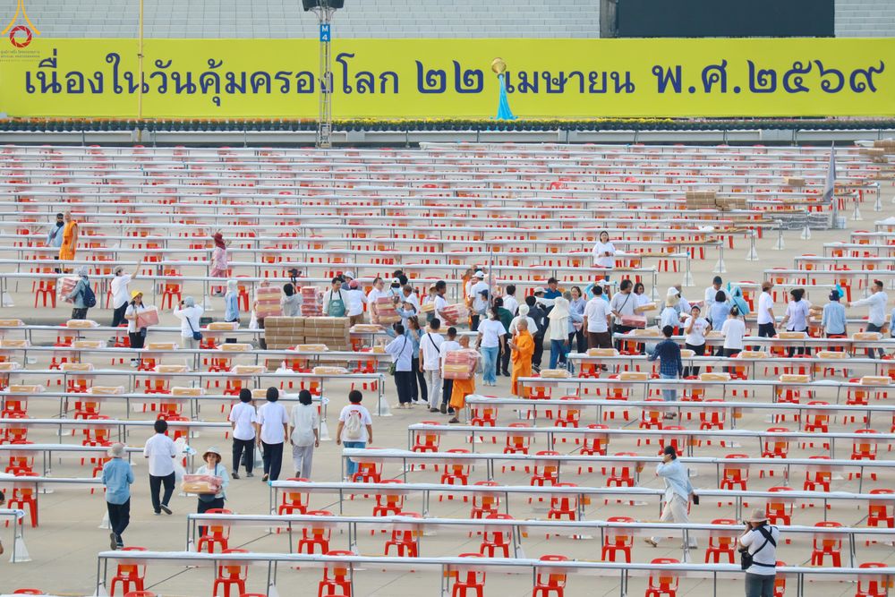 ภาพ No.322579:วันที่ 17 เมษายน พ.ศ.2569 การเรียงกล่องไทยธรรม เรียงน้ำดื่ม เรียงร่ม ณ ลานธรรมพระมหาธรรมกายเจดีย์ เพื่องานถวายมหาสังฆทาน 40,000 กว่าวัดทั่วประเทศ วันคุ้มครองโลก 22 เมษายน พ.ศ.2569 วัดพระธรรมกาย
