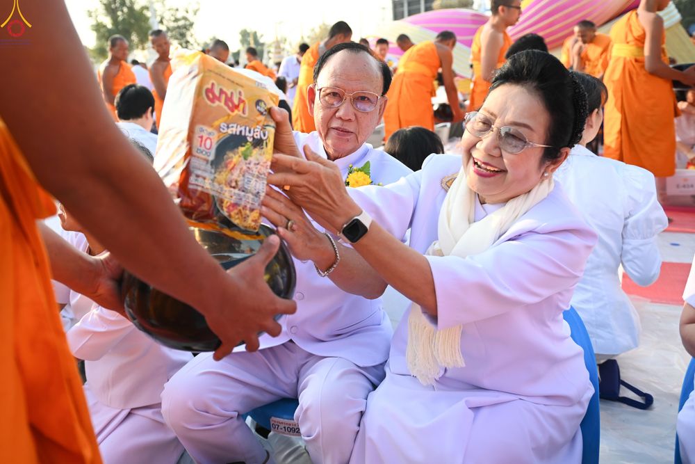 ภาพ No.294506:วันที่ 14 มกราคม พ.ศ. 2569 พิธีตักบาตรพระธรรมยาตรา ณ วัดสองพี่น้อง ต.ต้นตาล อ.สองพี่น้อง จ.สุพรรณบุรี ในโครงการธรรมยาตรา กตัญญูบูชา มหาปูชนียาจารย์ พระมงคลเทพมุนี(สด จนฺทสโร) พระผู้ปราบมาร อนุสรณ์สถาน 7 แห่ง ปีที่ 14