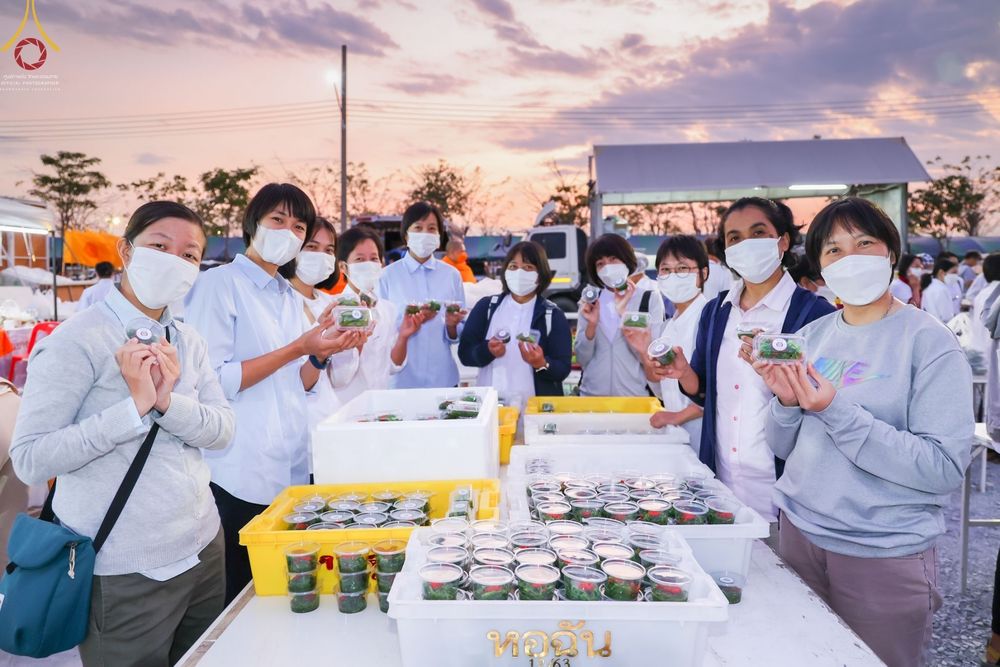 ภาพ No.74118:พิธีถวายภัตตาหารเป็นสังฆทาน แด่คณะพระธรรมยาตราฯ ในโครงการธรรมยาตรากตัญญูบูชา มหาปูชนียาจารย์ พระมงคลเทพมุนี(สด จนฺทสโร) พระผู้ปราบมาร อนุสรณ์สถาน 7 แห่ง ปีที่ 11 วันที่ 25 มกราคม พ.ศ. 2566