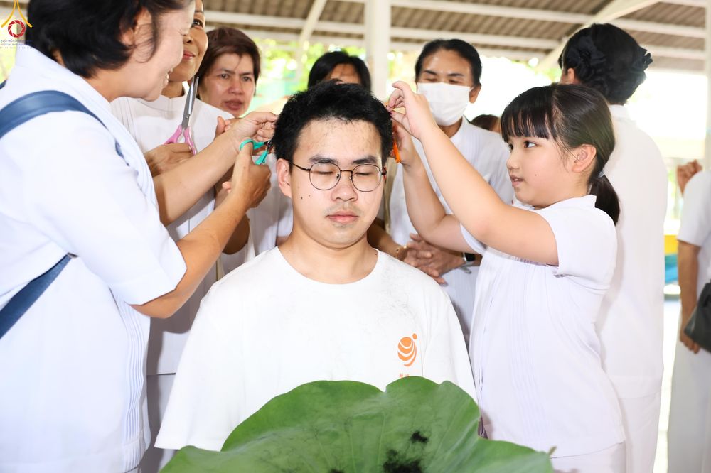 ภาพ No.338287:วันอาทิตย์ที่ 5 กรกฎาคม พศ.2569 พิธีตัดปอยผมธรรมทายาทนานาชาติ IDOP รุ่นที่ 21 จากประเทศจีน มาเลเซีย สิงคโปร์ และไต้หวัน ณ โถงช้าง วัดพระธรรมกาย