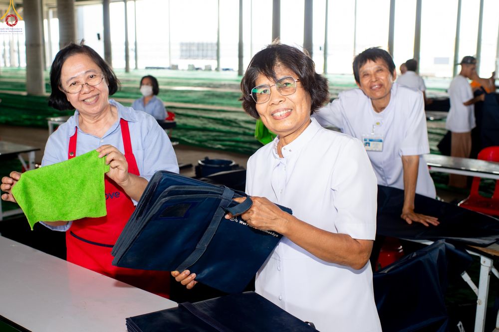 ภาพ No.322391:วันที่ 16 เมษายน พ.ศ.2569 การจัดเตรียมเบาะรองนอน เช็ดทำความสะอาด  เพื่องานถวายมหาสังฆทาน 40,000 กว่าวัดทั่วประเทศ วันคุ้มครองโลก 22 เมษายน พ.ศ.2569 วัดพระธรรมกาย