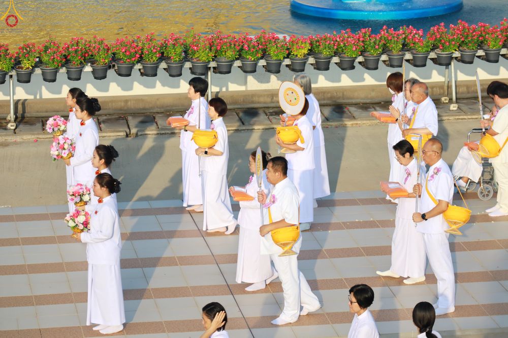 ภาพ No.330427:วันวิสาขบูชา อาทิตย์ที่ 31 พฤษภาคม พ.ศ.2569 พิธีเวียนประทักษิณ และพิธีวันทาเจดีย์ ณ พระมหาธรรมกายเจดีย์ วัดพระธรรมกาย จังหวัดปทุมธานี
