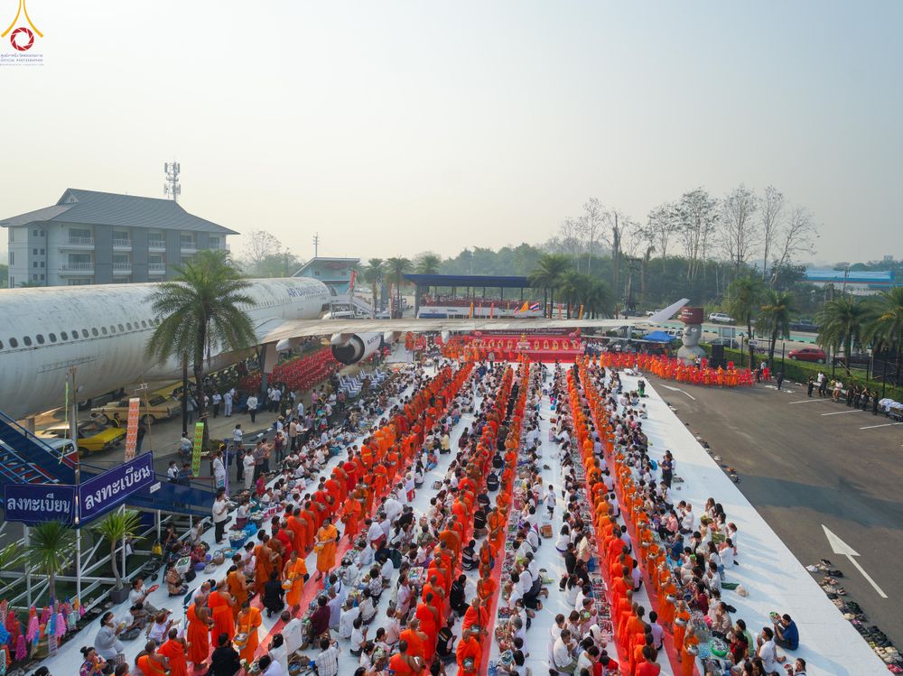 ภาพ No.321056:วันอาทิตย์ที่ ๑๒ เมษายน พ.ศ ๒๕๖๙ พิธีตักบาตรปี๋ใหม่เมืองพระภิกษุสงฆ์ ๓๓๙ รูป  อุทิศถวายพระราชกุศลสมเด็จพระนางสิริกิติ์  พระบรมราชินีนาถ พระบรมราชชนนีพันปีหลวง และฉลองเมืองแม่แตงครบรอบ ๑๑๙ ปี ณ ลานโรงแรมแอร์ไดมอนด์ อำเภอแม่แตง จังหวัดเชียงใหม่