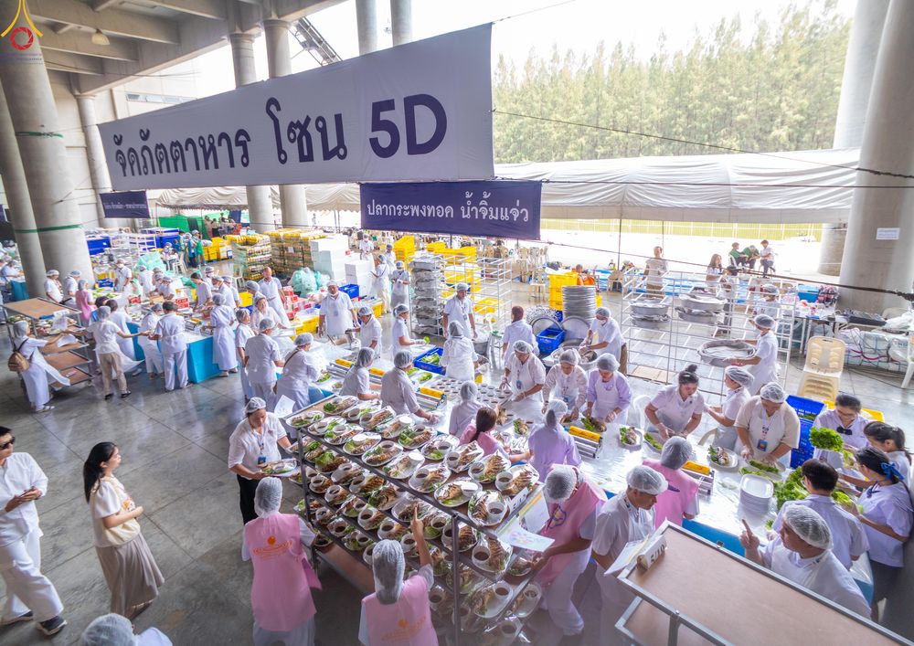 ภาพ No.323720:วันที่ 22 เมษายน พ.ศ.2569(วันคุ้มครองโลก) งานถวายมหาสังฆทาน 40,000 กว่าวัดทั่วประเทศ คณะสงฆ์ฉันภัตตาหารเพล