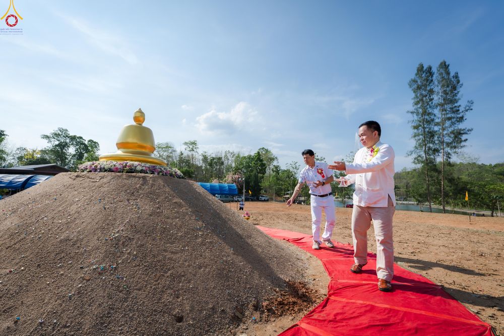 ภาพ No.326889:วันศุกร์ที่ ๑ พฤษภาคม พ.ศ.๒๕๖๙ พิธีทอดผ้าป่า สถาปนาองค์พระเจดีย์เพื่อสร้างสันติภาพโลก และ พิธีโปรยรัตนชาติ กลั่นแผ่นดิน  โปรยทราย เป็นปฐมฤกษ์ ณ ศูนย์ปฏิบัติธรรมเถินเทิดธรรม ต.แม่ปะ อ.เถิน จ.ลำปาง