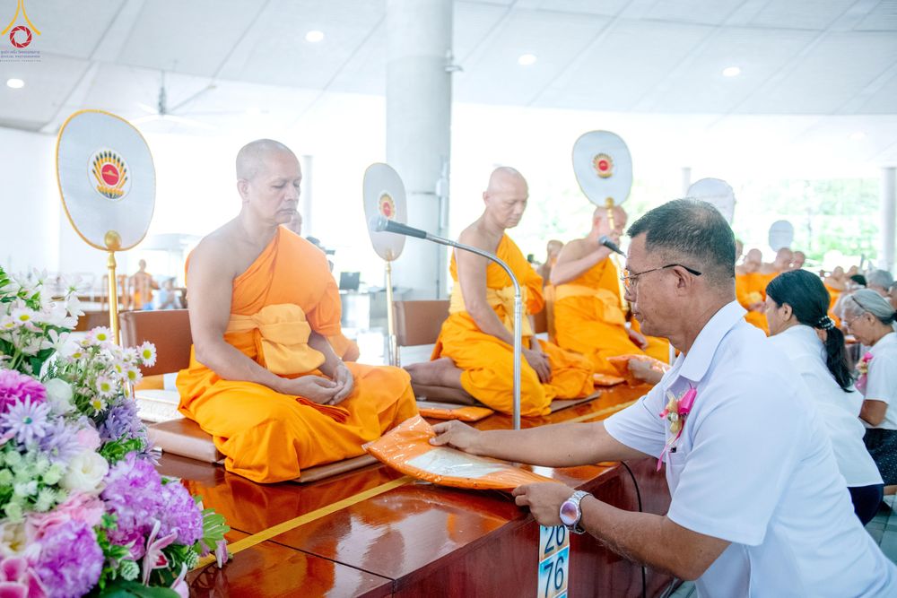ภาพ No.328816:วันเสาร์ที่ 16 พฤษภาคม พ.ศ.2569 พิธีบุพเปตพลี ครั้งที่ 183 ร่วมอุทิศบุญแด่หมู่ญาติที่ล่วงลับไปแล้ว และสืบทอดอายุพระพุทธศาสนา ณ หอฉันคุณยายอาจารย์ฯ  วัดพระธรรมกาย