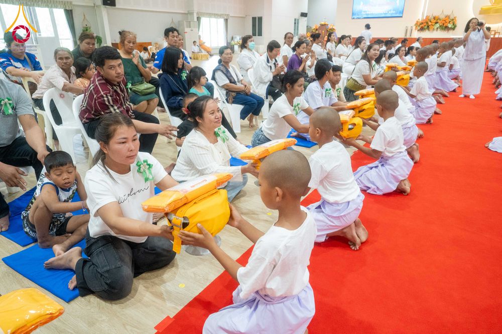 ภาพ No.318676:วันที่ 29 มีนาคม พ.ศ. 2569 พิธีเวียนประทักษิณ มอบผ้าไตร บรรพชาสามเณร  ณ ศูนย์อบรมเยาวชนกาญบุรี