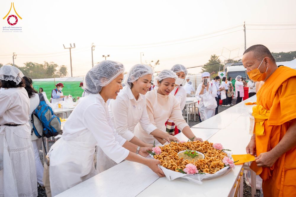 ภาพ No.295489:วันที่ 16 มกราคม พ.ศ. 2569 พิธีถวายภัตตาหารเป็นสังฆทาน แด่พระธรรมยาตรา ณ วัดโบสถ์บน ต.บางคูเวียง จ.นนทบุรี อนุสรณ์สถานลำดับที่ 4 สถานที่เกิดด้วยกายธรรม ในโครงการธรรมยาตรา กตัญญูบูชา มหาปูชนียาจารย์ พระมงคลเทพมุนี(สด จนฺทสโร) พระผู้ปราบมาร อนุสรณ์สถาน 7 แ