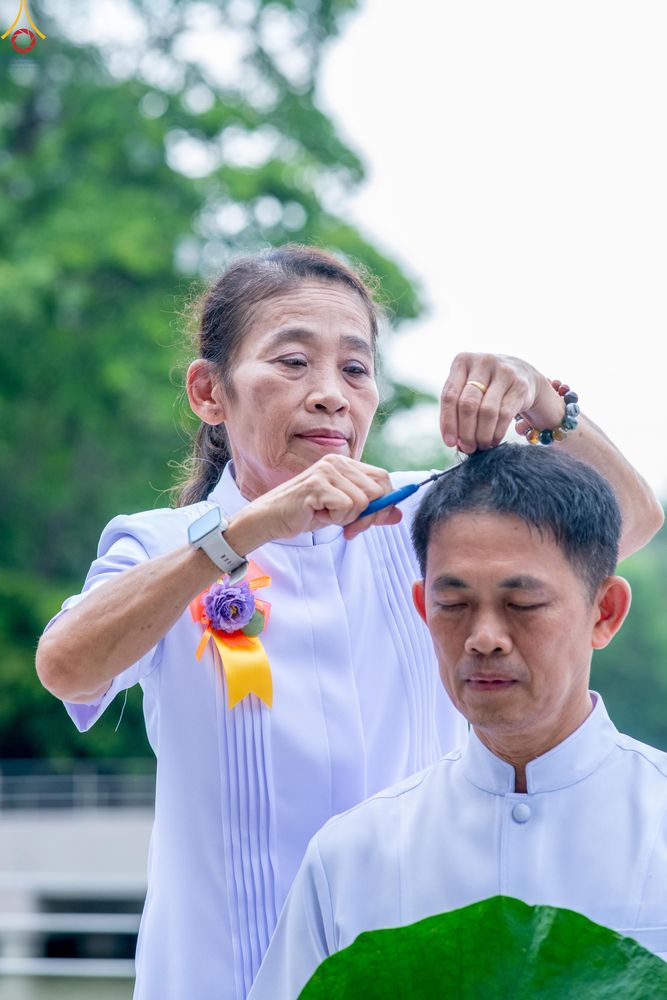 ภาพ No.330171:วันที่ 30 พฤษภาคม พ.ศ.2569 พิธีตัดปอยผมและปลงผม อุบาสกอุปสมบทอุทิศชีวิต 11 ท่าน ณ โบสถ์พระไตรปิฎก วัดพระธรรมกาย จังหวัดปทุมธานี