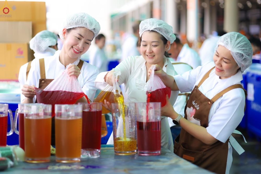 ภาพ No.325921:วันที่ 22 เมษายน พ.ศ.2569(วันคุ้มครองโลก) งานถวายมหาสังฆทาน 40,000 กว่าวัดทั่วประเทศ เจ้าหน้าที่ สาธุชน ร่วมใจจัดเตรียมภัตตาหารเพล (ชุด 2)