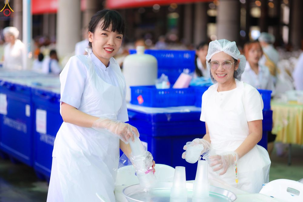 ภาพ No.325923:วันที่ 22 เมษายน พ.ศ.2569(วันคุ้มครองโลก) งานถวายมหาสังฆทาน 40,000 กว่าวัดทั่วประเทศ เจ้าหน้าที่ สาธุชน ร่วมใจจัดเตรียมภัตตาหารเพล (ชุด 2)