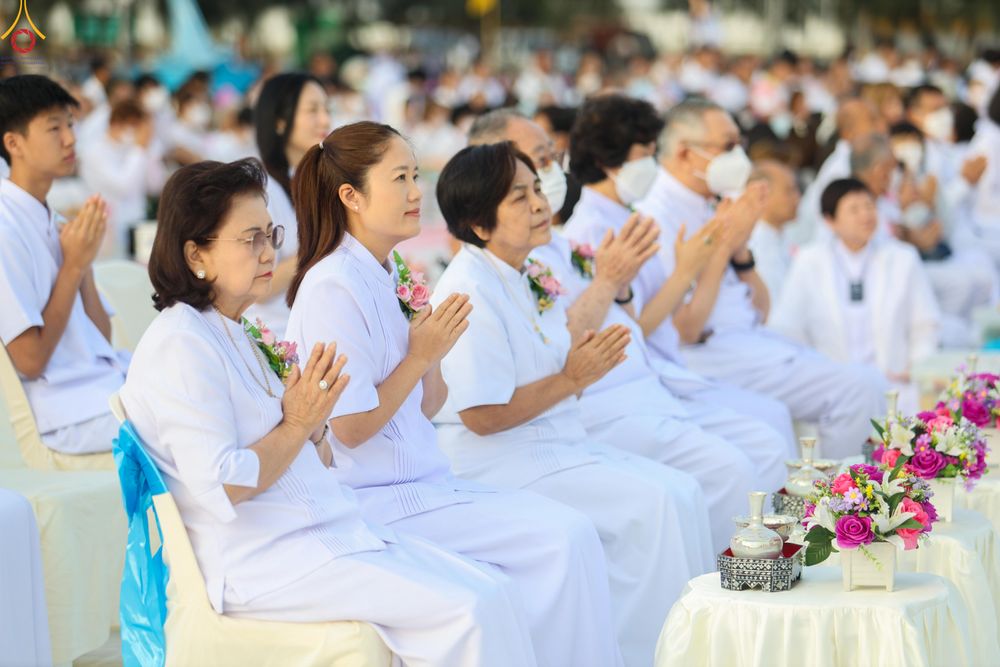 ภาพ No.302602:วันที่ 24 มกราคม พ.ศ. 2569 พิธีตักบาตรพระธรรมยาตรา(ภาพชุดที่ 2) ณ อนุสรณ์สถานลำดับที่ 5 สถานที่เผยแผ่วิชชาธรรมกายครั้งแรก อนุสรณ์สถานบางปลา วัดบางปลา อำเภอบางเลน จังหวัดนครปฐม ในโครงการธรรมยาตรา กตัญญูบูชา มหาปูชนียาจารย์ พระมงคลเทพมุนี(สด จนฺทสโร) พระผู