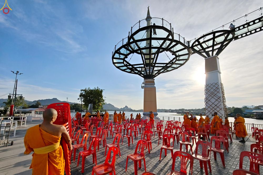 ภาพ No.282409:วันที่ 19 -20 ธันวาคม พ.ศ.2568 เบื้องหลังความสำเร็จ ของการจัดงานตักบาตร พระ 10,000 รูป Skywalk กาญจนบุรี