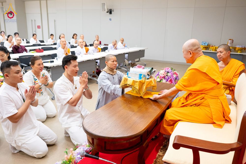 ภาพ No.324782:วันอังคารที่ 21 เมษายน พ.ศ.2569  หลวงพ่อทัตตชีโว รองเจ้าอาวาสวัดพระธรรมกาย ถวายการต้อนรับและปฏิสันถารคณะสงฆ์จากประเทศเวียดนาม