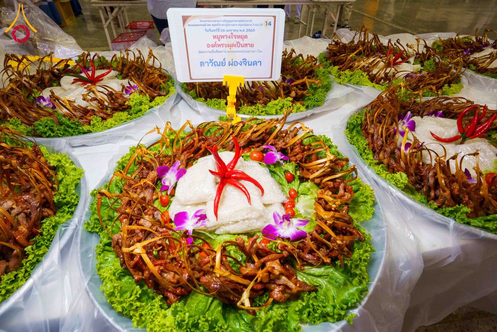 ภาพ No.303145:วันที่ 26 มกราคม พ.ศ. 2569 พิธีถวายภัตตาหารเป็นสังฆทาน แด่พระธรรมยาตรา ณ วัดพระธรรมกาย  จังหวัดปทุมธานี ในโครงการธรรมยาตรา กตัญญูบูชา มหาปูชนียาจารย์ พระมงคลเทพมุนี(สด จนฺทสโร) พระผู้ปราบมาร อนุสรณ์สถาน 7 แห่ง ปีที่ 14