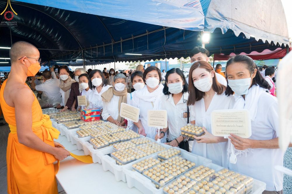 ภาพ No.74646:พิธีถวายภัตตาหารเป็นสังฆทาน แด่คณะพระธรรมยาตราฯ ในโครงการธรรมยาตรากตัญญูบูชา มหาปูชนียาจารย์ พระมงคลเทพมุนี(สด จนฺทสโร) พระผู้ปราบมาร อนุสรณ์สถาน 7 แห่ง ปีที่ 11 วันที่ 28 มกราคม พ.ศ. 2566